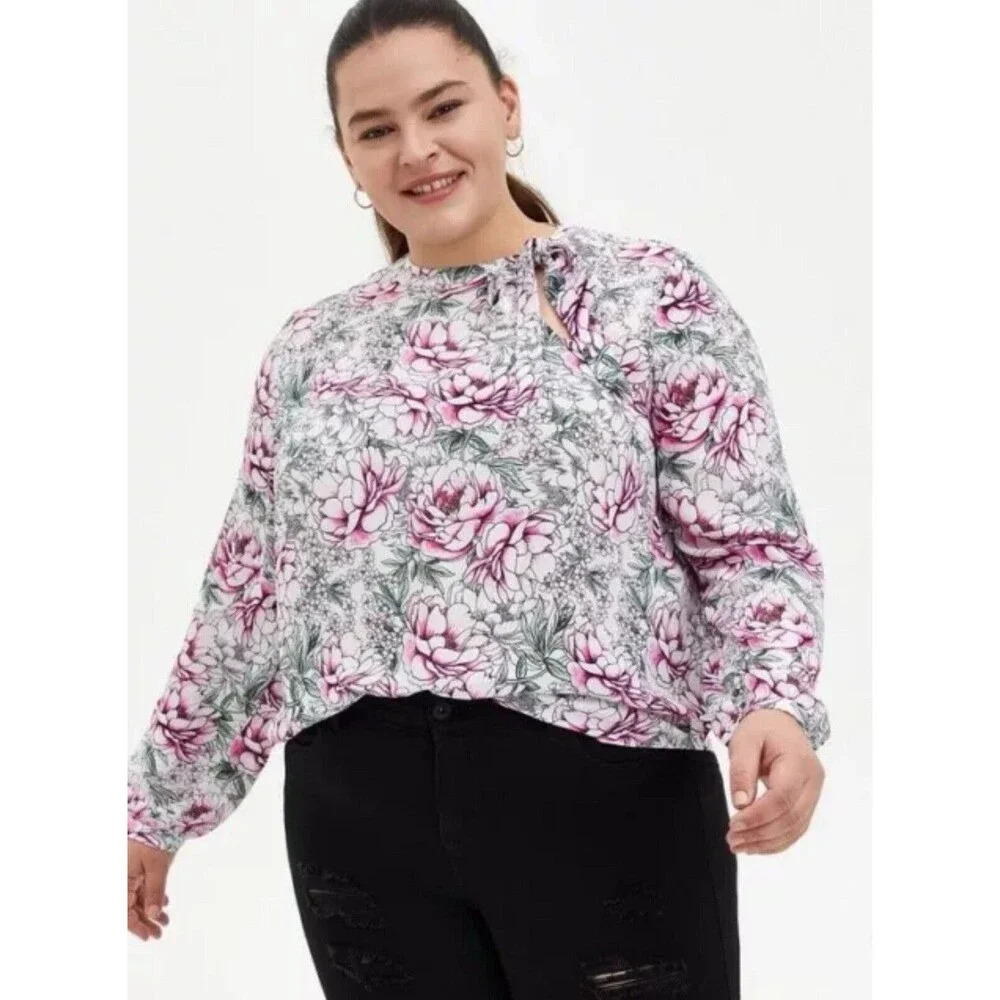 Torrid Georgette Bow Tie Blouse Pink Floral Print Feminine Secretary‎ Preppy